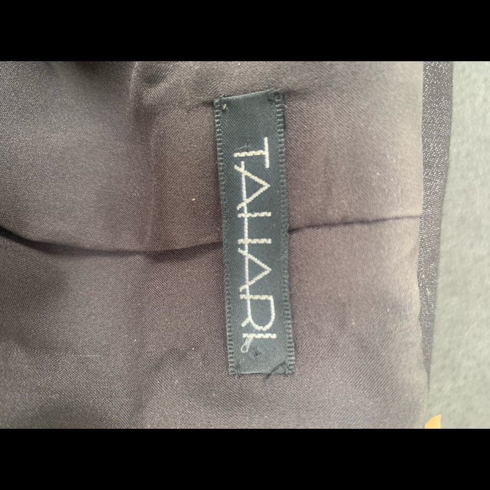 Tahari blazer.  Like new. Size 2 - Picture 4 of 4